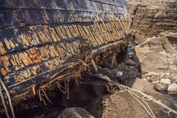 Koreanische Fischerboote am Kap Tobizin auf der russischen Insel Wlaiwostok angespült — Stockfoto