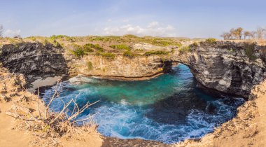 Nusa Penida, Endonezya Angels Billabong Plajı 'ndaki Kırık Plaj manzarası. Popüler turizm beldesi Bali