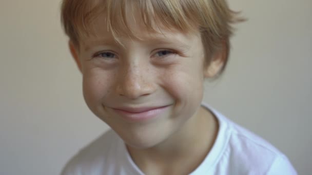 Chlapec ukazuje, že mu vypadly mléčné zuby. Koncepce zubní změny u dětí — Stock video