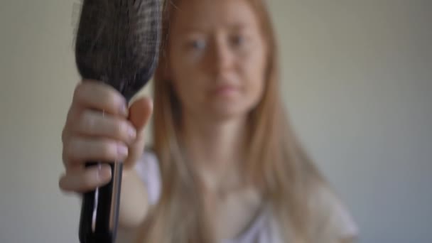 A fiatal nő hajhullásban szenved. Hajhullás fogalma — Stock videók
