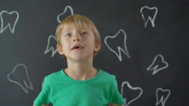 Küçük çocuk süt dişlerinin bazılarının döküldüğünü gösteriyor. Çocuklarda diş değişimi kavramı
