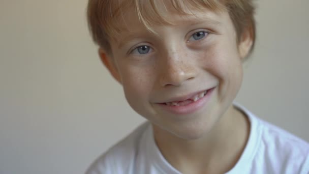 Chłopiec pokazuje, że wypadły mu zęby mleczne. Pojęcie zmiany zębów u dzieci — Wideo stockowe