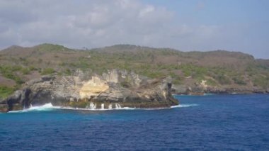 Endonezya 'nın Nusa Penida adasındaki Angels Billabong plajında dalgalar kırılıyor.