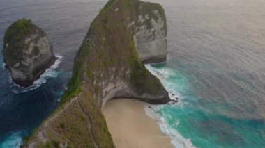 Kelingking Sahili 'ndeki sözde Tyrannosaur kayasının manzarası, Nusa Penida, Endonezya. Nusa Penida adasında ünlü bir turistik yer.