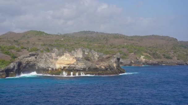 Endonezya 'nın Nusa Penida adasındaki Angels Billabong plajında dalgalar kırılıyor. — Stok video