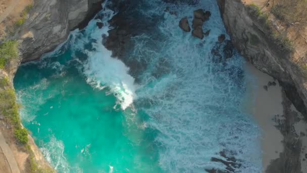 Luchtfoto van de beroemde toeristische plaats Broken Beach op het Nusa Penida eiland, Indonesië — Stockvideo