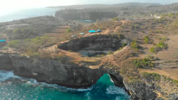 Foto aerea della famosa località turistica Broken Beach sull'isola di Nusa Penida, Indonesia — Video Stock