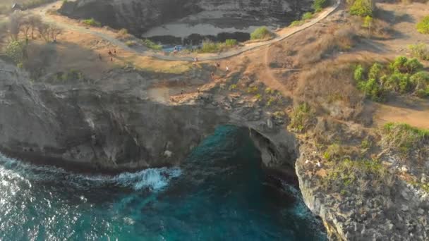 Nusa penida, indonesien - 10.08.2019. luftaufnahme des kaputten strandes berühmter touristenort auf der insel nusa penida, indonesien — Stockvideo