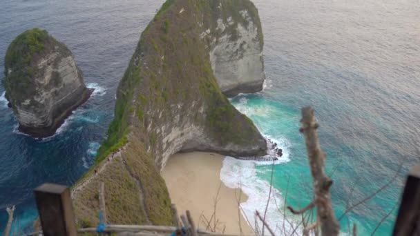 Η θέα στον λεγόμενο Τυραννόσαυρο βράχο στο Kelingking Beach, Nusa Penida, Ινδονησία. Διάσημο τουριστικό μέρος στο νησί Nusa Penida — Αρχείο Βίντεο