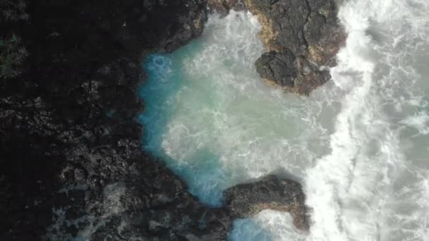 黒い火山ビーチの空中ショット。バリ島の火山ビーチ — ストック動画