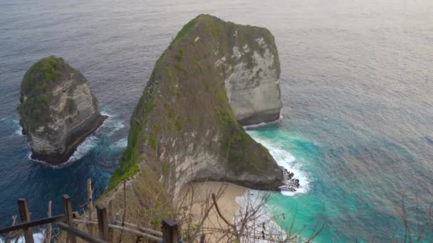 Η θέα στον λεγόμενο Τυραννόσαυρο βράχο στο Kelingking Beach, Nusa Penida, Ινδονησία. Διάσημο τουριστικό μέρος στο νησί Nusa Penida — Αρχείο Βίντεο