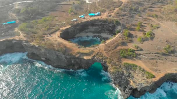 Flygfoto av Broken Beach berömda turist plats på Nusa Penida ön, Indonesien — Stockvideo