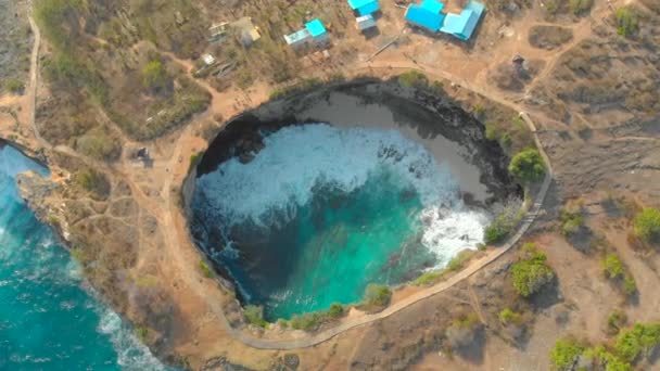 Foto aérea del famoso lugar turístico de Broken Beach en la isla de Nusa Penida, Indonesia — Vídeos de Stock