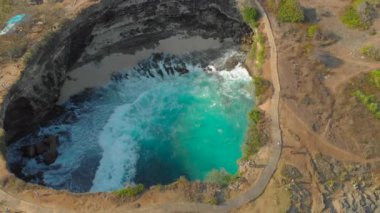 Endonezya 'nın Nusa Penida adasındaki Kırık Plaj' ın ünlü turistik yerinin hava görüntüsü.