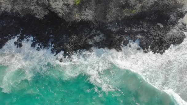 Luchtopname van een zwart vulkanisch strand. Vulkanische stranden van Bali eiland — Stockvideo