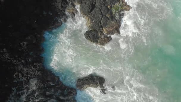 Tiro aéreo de uma praia vulcânica preta. Praias vulcânicas da ilha de Bali — Vídeo de Stock