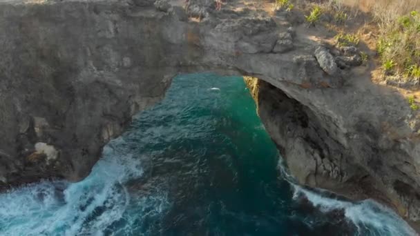Nusa Penida, Indonesien - 10.08.2019. Flygfoto av Broken Beach berömda turist plats på Nusa Penida ön, Indonesien — Stockvideo