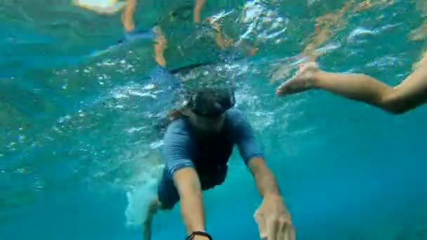 Baba ve oğul, Endonezya 'nın Nusa Penida adasındaki Crystal Bay plajında berrak mavi sularda şnorkelle yüzüyor. — Stok video