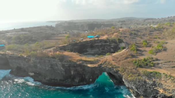 Fotografia aérea do famoso lugar turístico de Broken Beach na ilha de Nusa Penida, Indonésia — Vídeo de Stock