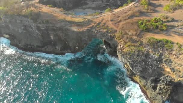 Foto aérea del famoso lugar turístico de Broken Beach en la isla de Nusa Penida, Indonesia — Vídeos de Stock