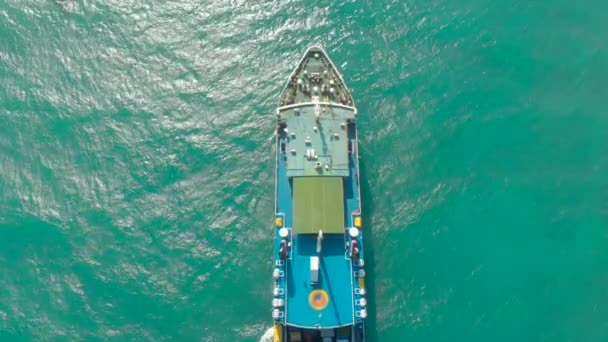 Foto aérea de un ferry en un hermoso mar azul — Vídeos de Stock