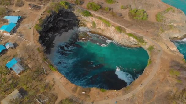 Luchtfoto van de beroemde toeristische plaats Broken Beach op het Nusa Penida eiland, Indonesië — Stockvideo
