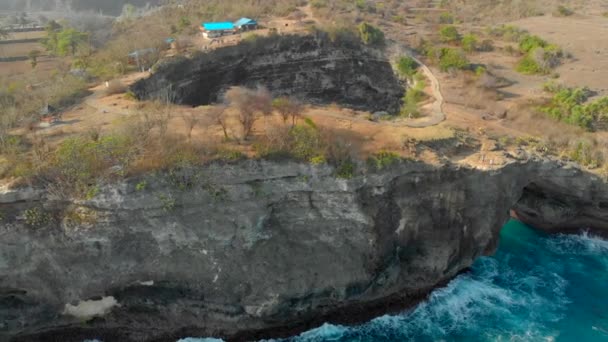 Flygfoto av Broken Beach berömda turist plats på Nusa Penida ön, Indonesien — Stockvideo