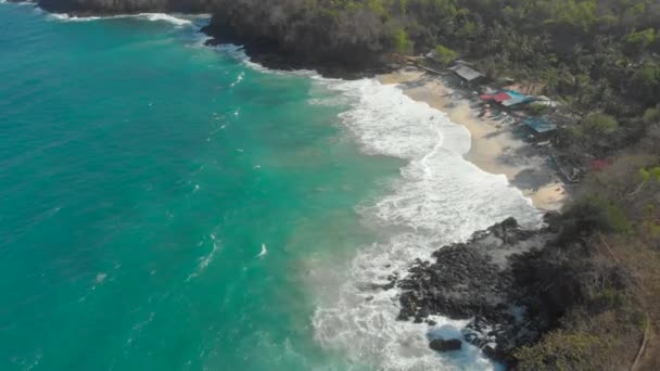 Légi kilátás a fehér homokos strandon Bali sziget — Stock videók