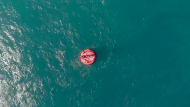 Lanzamiento aéreo de una boya roja en un hermoso mar azul — Vídeos de Stock