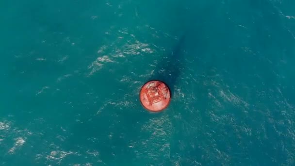 Luchtfoto van een rode boei in een prachtige blauwe zee — Stockvideo