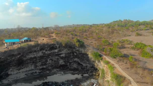 Letecký záběr na proslulé turistické místo na ostrově Nusa Penida, Indonésie — Stock video