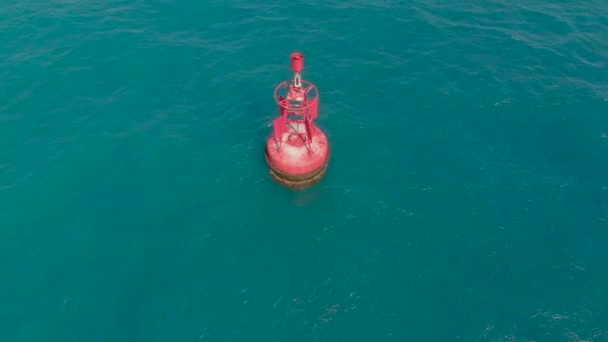 Lanzamiento aéreo de una boya roja en un hermoso mar azul — Vídeos de Stock