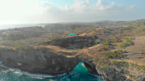 Vue aérienne du célèbre lieu touristique de Broken Beach sur l'île de Nusa Penida, Indonésie — Video