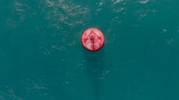 Lanzamiento aéreo de una boya roja en un hermoso mar azul — Vídeos de Stock