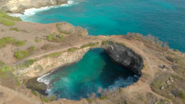 Foto aérea del famoso lugar turístico de Broken Beach en la isla de Nusa Penida, Indonesia — Vídeos de Stock