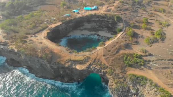Aerial shot of the Broken Beach famous tourist place on the Nusa Penida island, Indonesia — Stock Video