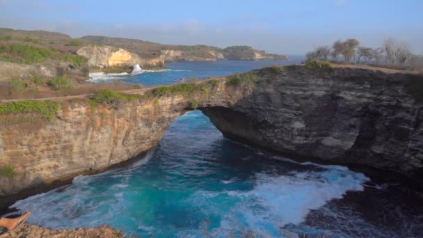 Broken Beach, Endonezya 'nın Nusa Penida adasındaki ünlü turistik yer. Endonezya 'ya seyahat. Yavaş çekim. — Stok video