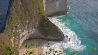 Kelingking Sahili, Nusa Penida, Endonezya 'daki sözde Tyrannosaur kayasına bakın. Nusa Penida adasındaki ünlü turistik yer. Yavaş çekim.
