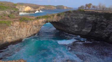 Broken Beach, Endonezya 'nın Nusa Penida adasındaki ünlü turistik yer. Endonezya 'ya seyahat. Yavaş çekim.