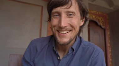 Genç adam ve küçük oğlu geleneksel Bali yemekleri yiyorlar Nasi Campur 'da geleneksel bir kafede. Bali konseptine Seyahat