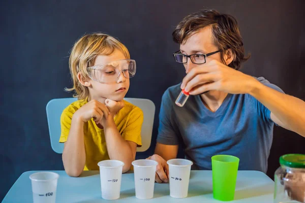 Father and son conduct chemical experiments at home. Home made slime — Stock Photo, Image