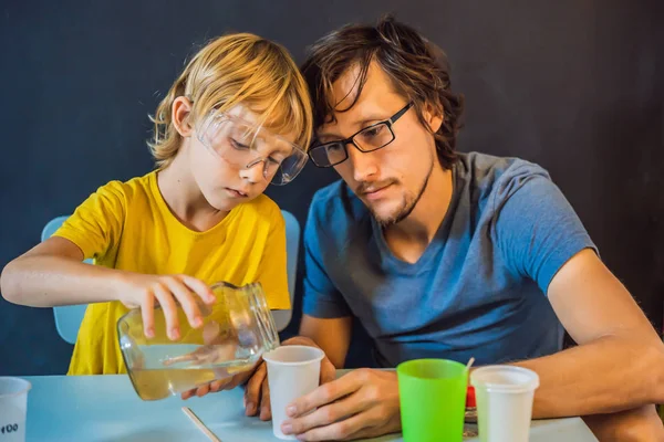 Father and son conduct chemical experiments at home. Home made slime — Stockfoto