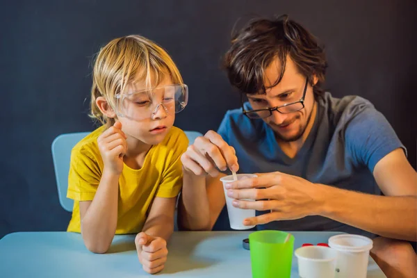 Baba ve oğul evde kimyasal deneyler yapıyorlar. Ev yapımı balçık. — Stok fotoğraf