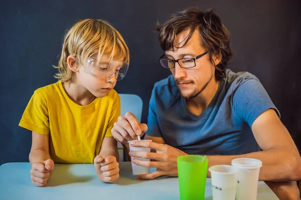 Pai e filho realizam experiências químicas em casa. Lodo feito em casa — Fotografia de Stock