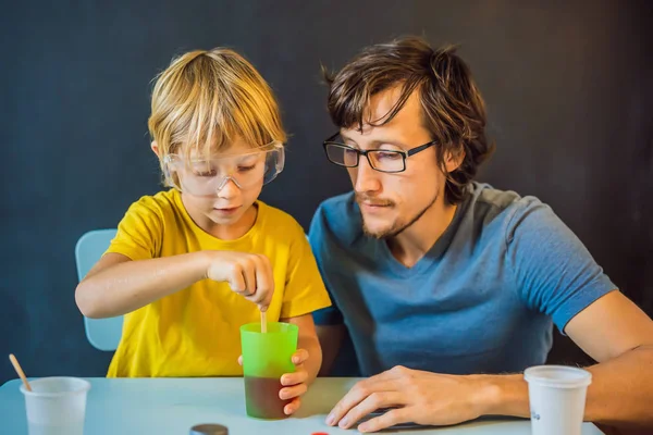 Father and son conduct chemical experiments at home. Home made slime — Stockfoto
