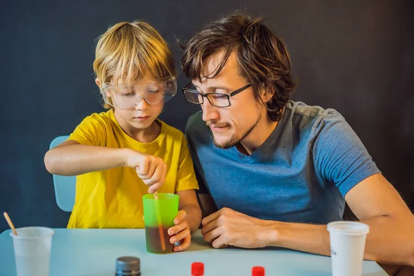 Otec a syn doma provádějí chemické experimenty. Domácí sliz — Stock fotografie