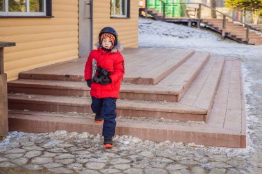 Küçük şirin çocuk snowboard yapmaya hazır. Kışın çocuklar için etkinlikler. Çocuklar kış sporu. Yaşam biçimi