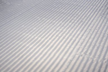 Güneşli bir kış gününde mükemmel bir şekilde hazırlanmış boş kayak koşusu.