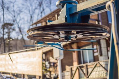 Bir kış günü kayak merkezinde kayak kaldırma.