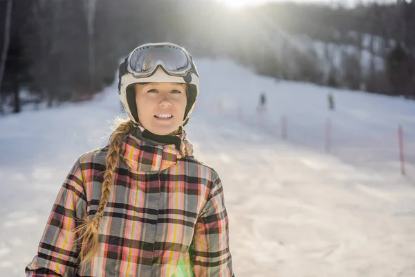 Kobieta snowboardzistka w słoneczny zimowy dzień w ośrodku narciarskim — Zdjęcie stockowe